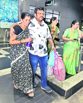 విశాఖ చేరుకున్న నేపాల్ బాధితులు 5