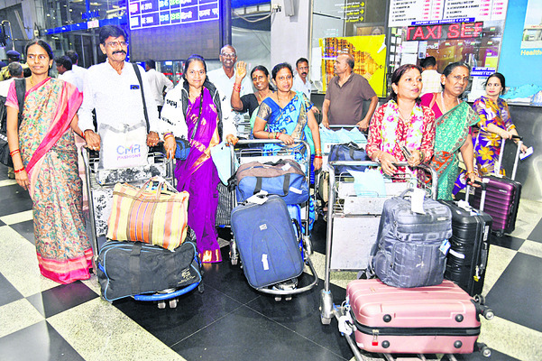 విశాఖ చేరుకున్న నేపాల్ బాధితులు 3