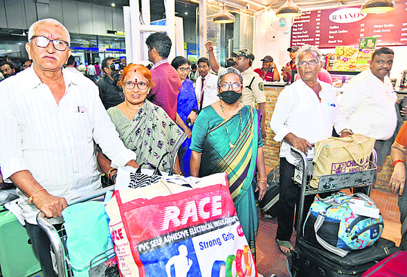 విశాఖ చేరుకున్న నేపాల్ బాధితులు 6