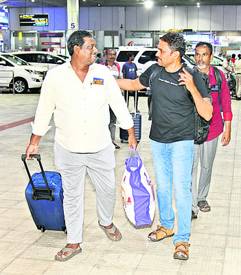 విశాఖ చేరుకున్న నేపాల్ బాధితులు 8