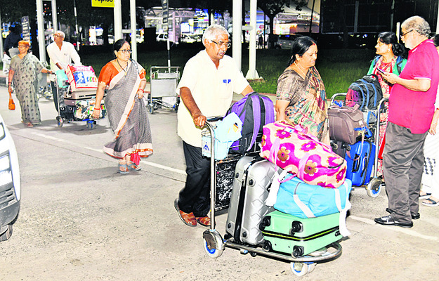 విశాఖ చేరుకున్న నేపాల్ బాధితులు 2