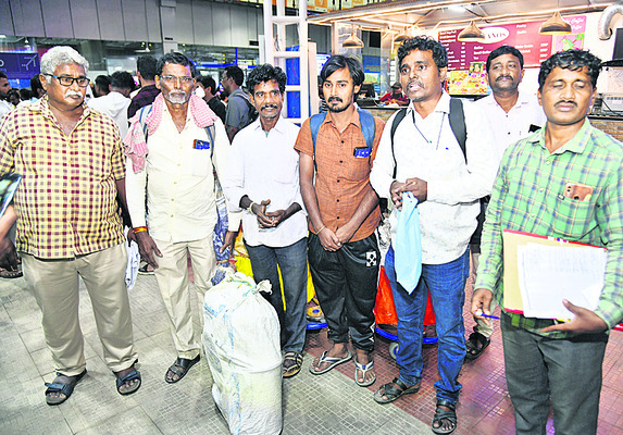 విశాఖ చేరుకున్న నేపాల్ బాధితులు 1