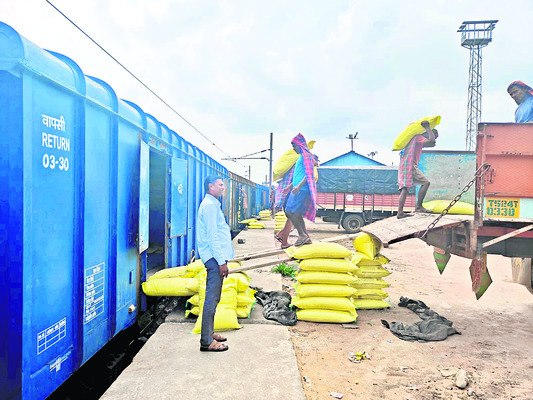 గూడ్స్‌ షెడ్‌కు చేరిన యూరియా2
