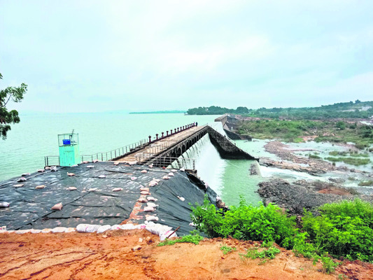 అలుగు పారుతున్న పోచారం ప్రాజెక్టు 1