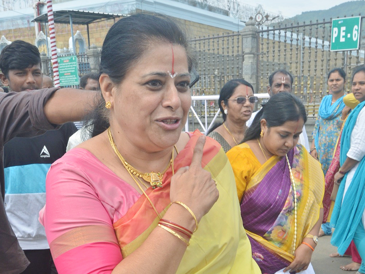 Celebrities Visits Tirumala Tirupati Photos9