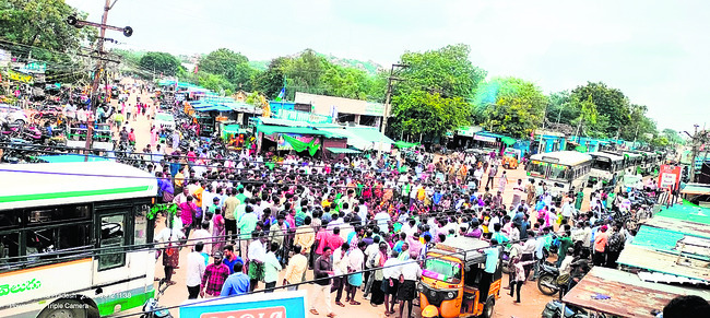 ● చాకలి నరేష్ను కఠినంగా శిక్షించాలని రోడ్డుపై బైఠాయించ1