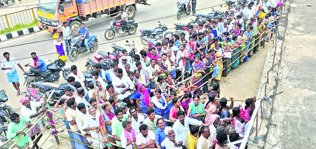 గంటలకొదీ్ద నిరీక్షణ..1
