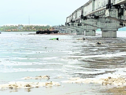 వర్షం, పిడుగుల బీభత్సం1