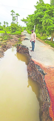 రోడ్లు కోత.. పయనం వెత1
