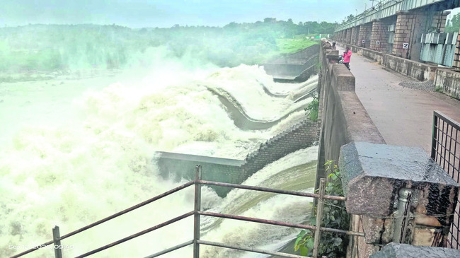 నిజాంసాగర్ 4 గేట్ల ఎత్తివేత
2