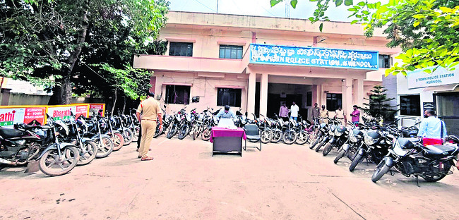 జల్సాలకు అలవాటు పడి.. 1
