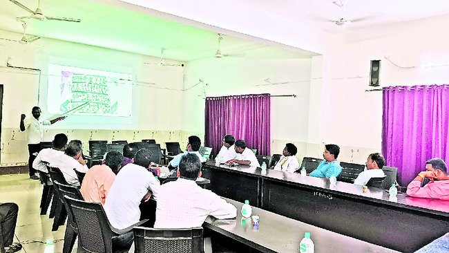 ఆదివాసీ సంస్కృతి ప్రతిబింబించేలా పనులు1