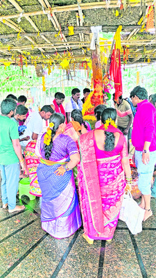 వనదేవతలకు భక్తుల మొక్కులు1