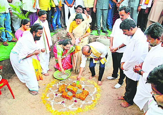 అమ్మవారిని దర్శించుకున్న కలెక్టర్ దంపతులు 1