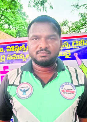 కుటుంబ పోషణ  భారంగా మారింది.. 
1