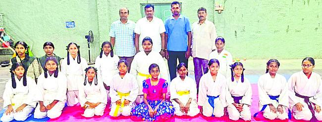 స్కూల్ గేమ్స్ కరాటే జట్లు ఎంపిక 1