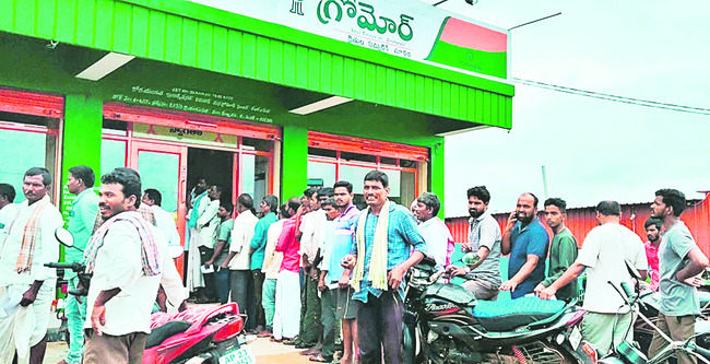 తప్పని యూరియా తిప్పలు 1
