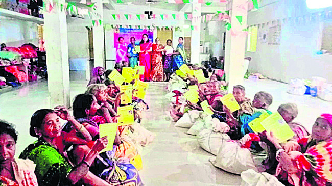 పేదలకు నిత్యావసరాల పంపిణీ 2