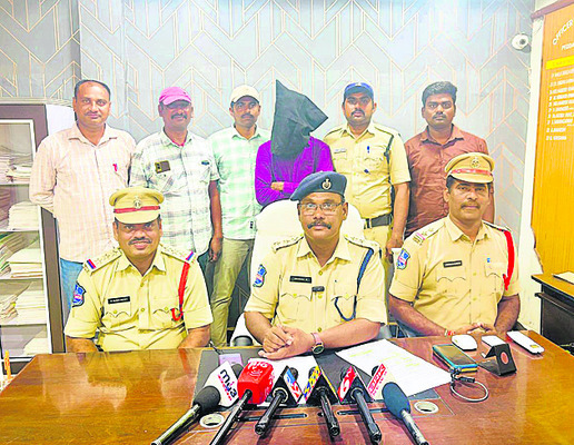 4.098 కిలోల గంజాయి స్వాధీనం
1