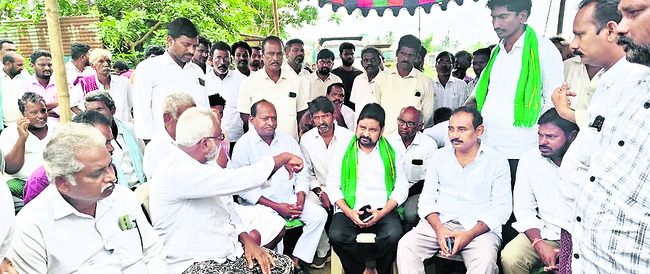 హైవేపై సర్వీస్ రోడ్డు కోసం రైతుల ధర్నా1