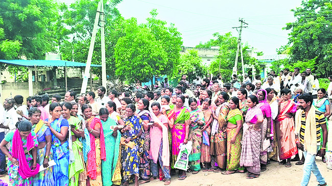 గంటలకొదీ్ద నిరీక్షణ..2