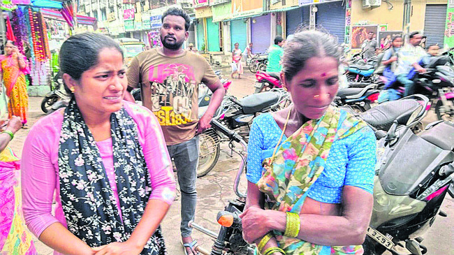 యూరియా కోసం సకుటుంబ సపరివారం1