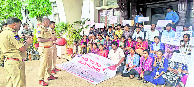 కేయూలో లా కాలేజీ విద్యార్థుల ధర్నా1