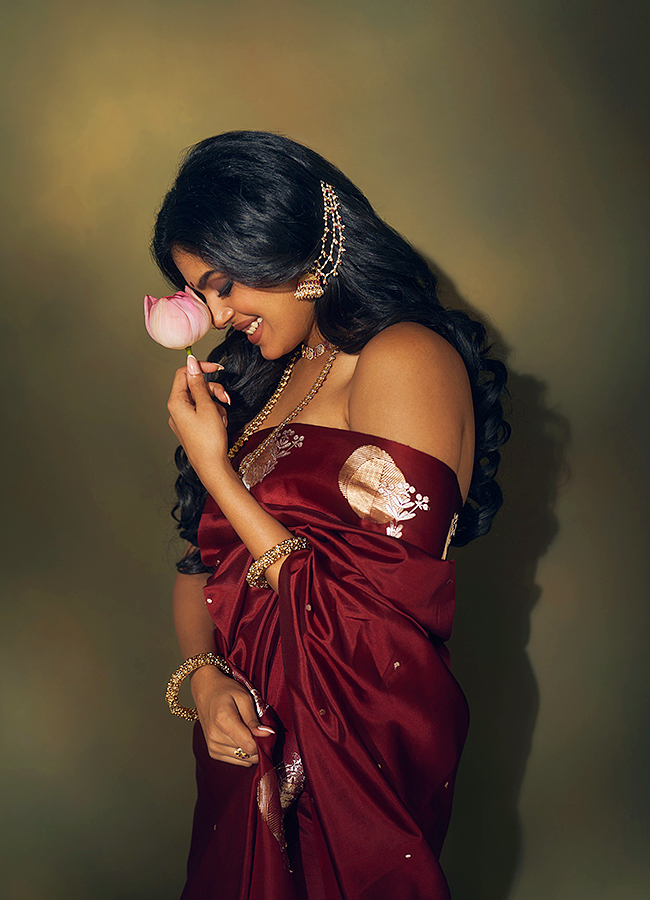 Actress Faria Abdullah Vintage Fashion Look Photo Goes Viral16