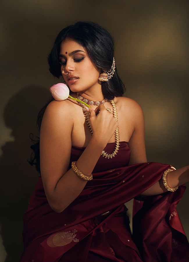 Actress Faria Abdullah Vintage Fashion Look Photo Goes Viral19