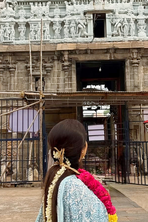 Anchor Sreemukhhi Visits Tiruvannamalai Arunachalam Temple Photos11