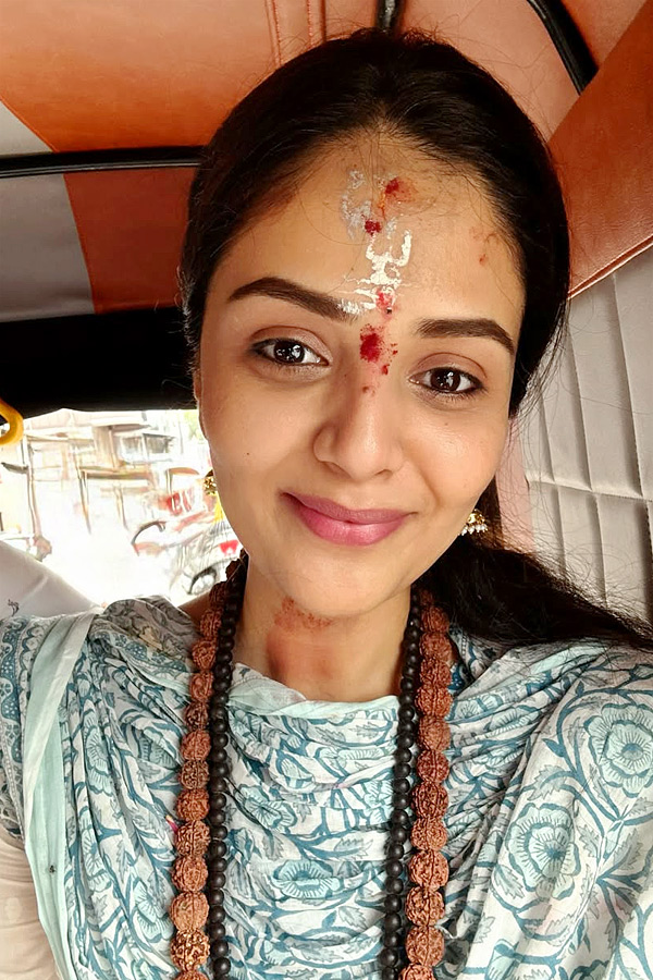 Anchor Sreemukhhi Visits Tiruvannamalai Arunachalam Temple Photos12