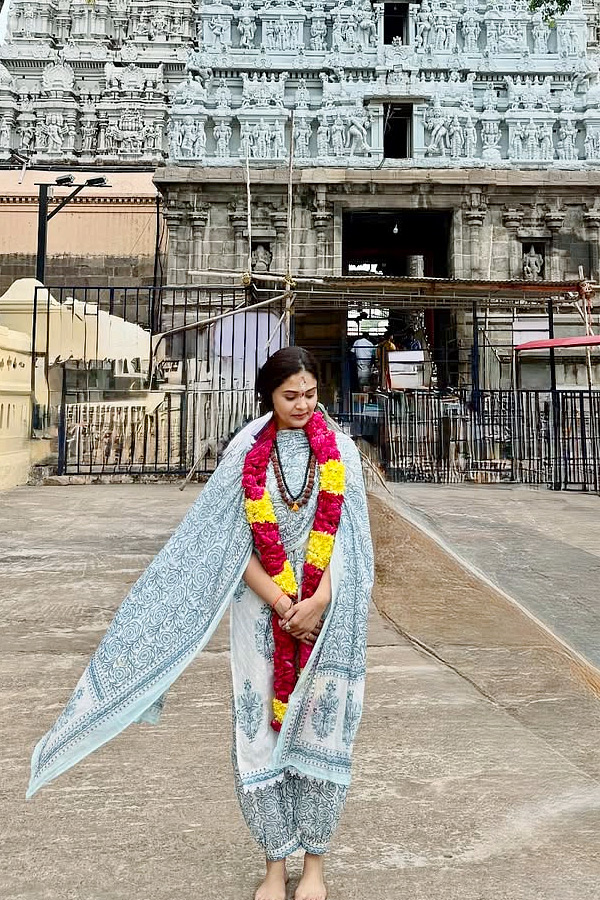 Anchor Sreemukhhi Visits Tiruvannamalai Arunachalam Temple Photos14