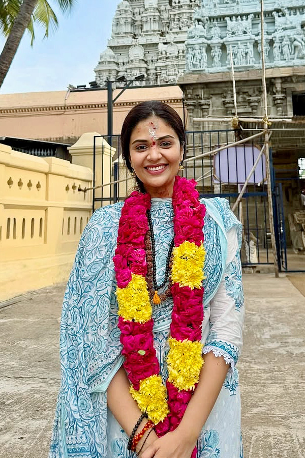 Anchor Sreemukhhi Visits Tiruvannamalai Arunachalam Temple Photos2