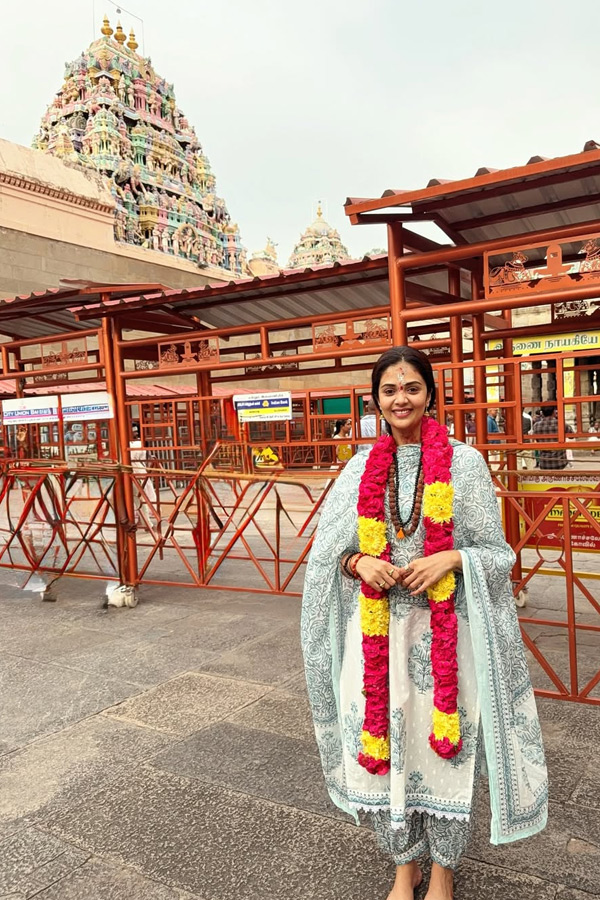 Anchor Sreemukhhi Visits Tiruvannamalai Arunachalam Temple Photos4