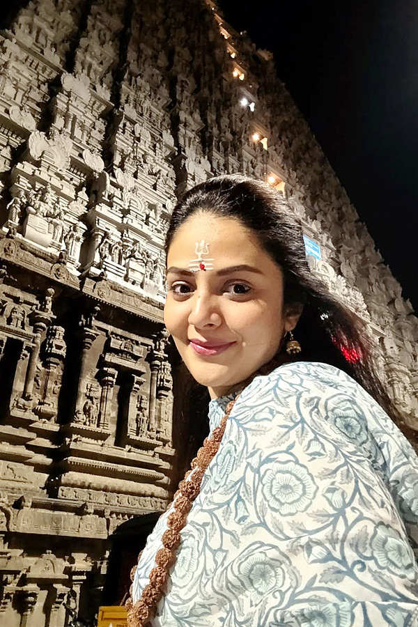 Anchor Sreemukhhi Visits Tiruvannamalai Arunachalam Temple Photos5