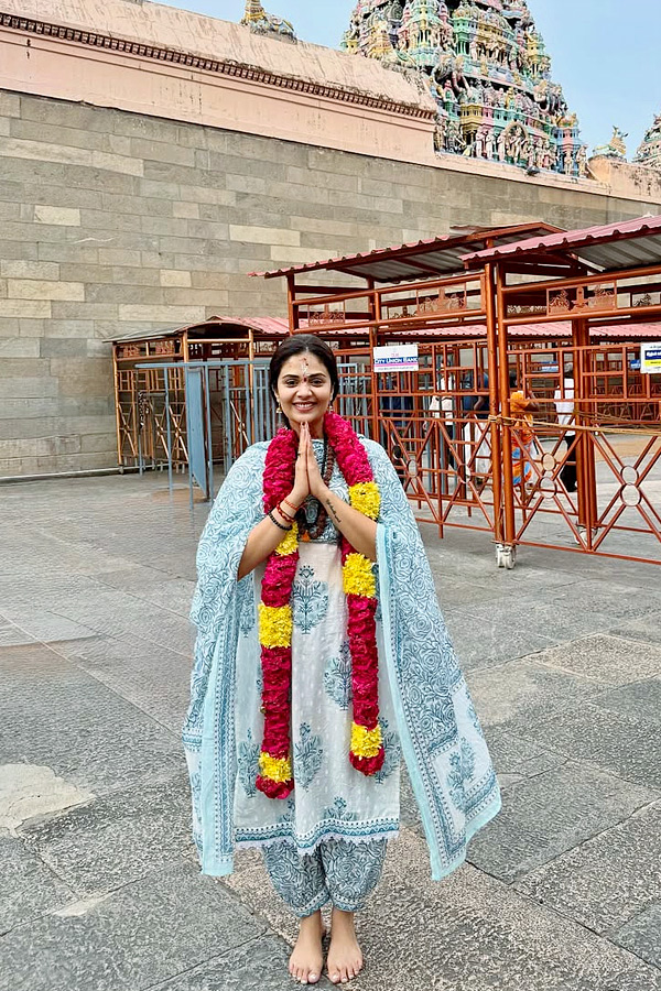 Anchor Sreemukhhi Visits Tiruvannamalai Arunachalam Temple Photos8