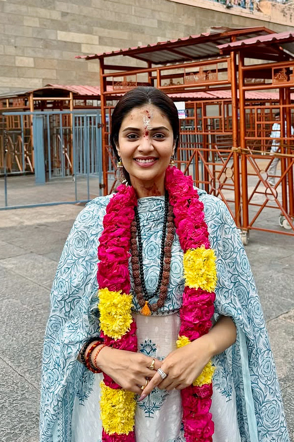Anchor Sreemukhhi Visits Tiruvannamalai Arunachalam Temple Photos9