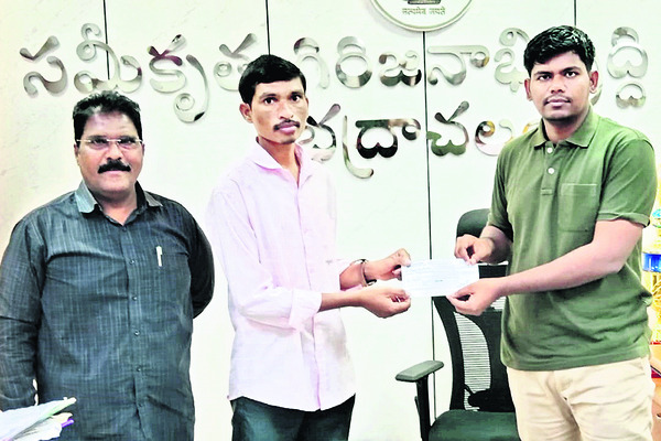 గిరిజన విద్యార్థికి  ఆర్థికసాయం 2
