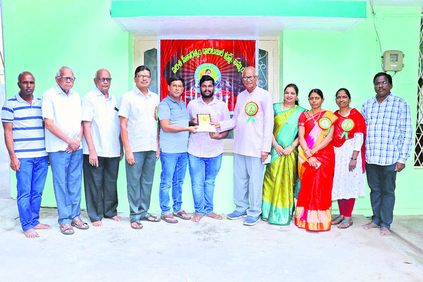 నిరుపేద విద్యార్థులకు చేయూత2