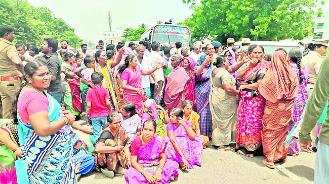 ఇంటి స్థలాలు కేటాయించాలని నిరసన 1