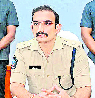 పోలీస్ బాస్ తుషార్ డూడీ 1