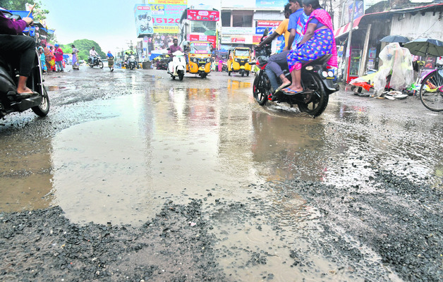 గుంతలు పూడ్చండి మహాప్రభో!1