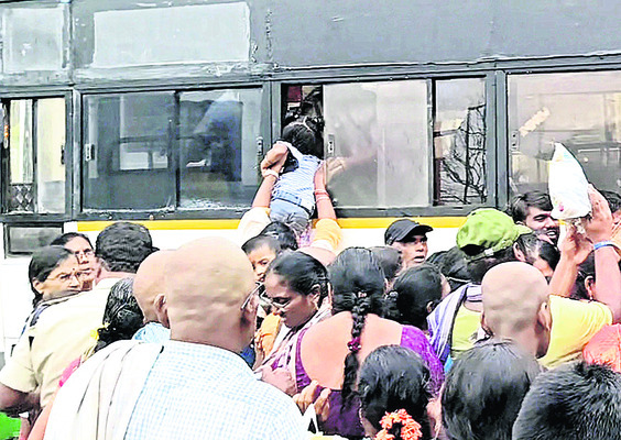 ఉచితం.. అవస్థల ప్రయాణం!3