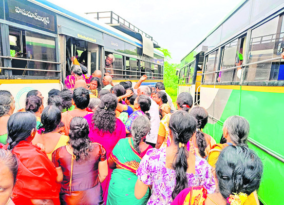 ఉచితం.. అవస్థల ప్రయాణం!4