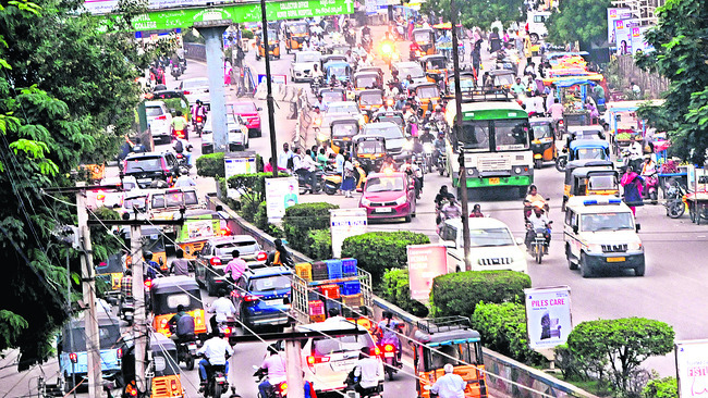 రోడ్డు మూసేసి.. సమస్యను తెరచి!2