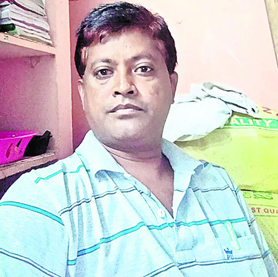 8 నెలలుగా జీతాల్లేవు..3