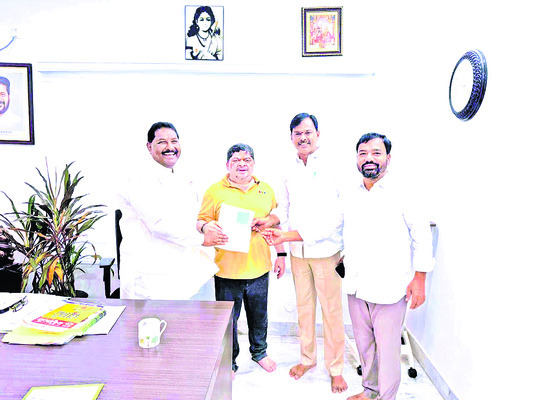 మంత్రి పొన్నంను కలిసిన ఎమ్మెల్యే దొంతి1