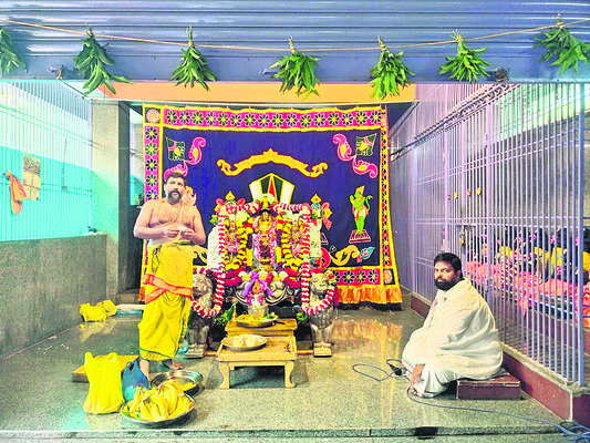 శాస్త్రోక్తంగా ఊంజల్‌సేవ1
