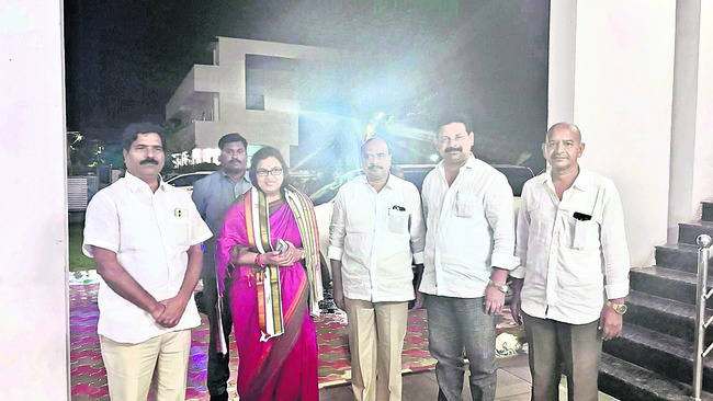 నిరుపేద విద్యార్థులకు చేయూత1