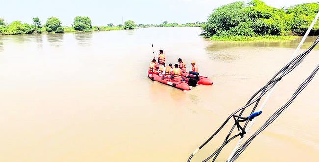 ఆగివున్న ట్యాంకర్ను ఢీకొట్టిన లారీ 2